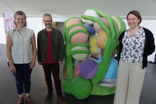 Freuen sich auf die neue Ausstellung, von links die Kuratoren Nina Wakeford und Michael Hiltbrunner mit Geschäfstführerin Patrizia Solombrino. Foto Peter Schütz