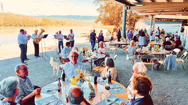 Festschmaus am Rheinufer. Foto: Rolf Hasler