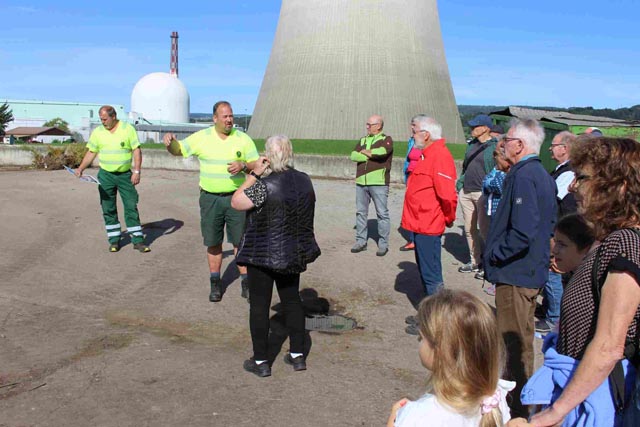 Martin Leuenberger erklärt den Teilnehmenden den Weg vom Grüngut bi zum fertigen Kompost. Foto: Dieter Deiss