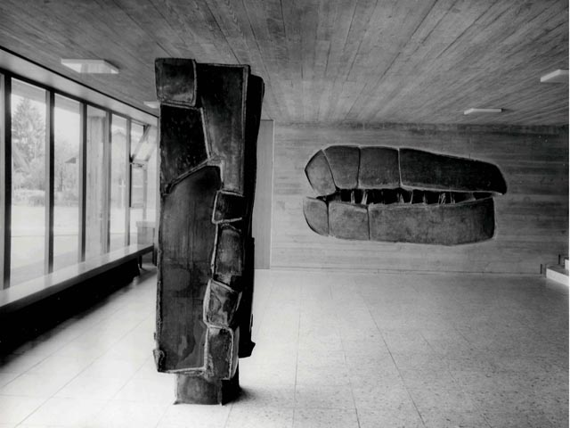 Schulhaus Staufen: Bronzesäule_II 1965 und Betonwand III 1964. Foto: zVg