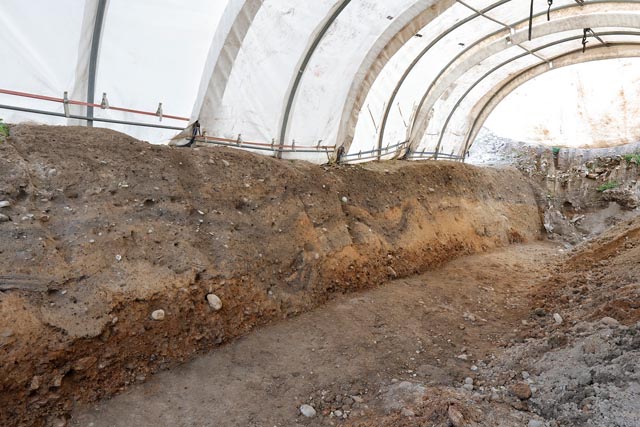 Die ersten archäologischen Schichten liegen direkt unter dem heutigen Bodenniveau. Foto: Kantonsarchäologie, © Kanton Aargau