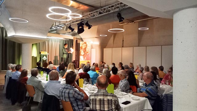 Mit viel Können und Witz – Magier Daniel Kalman und das gebannte Publikum. Foto: Sibylle Freiermuth