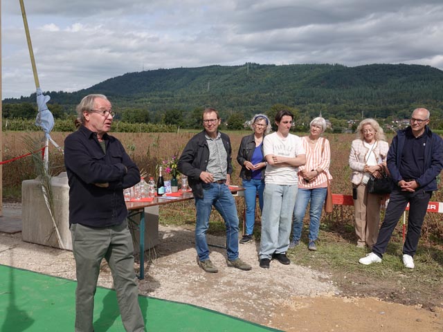 Christoph Grenacher (links) an der Einweihung der Aussichtsplattform; hinten links Sisselns Vizeammann Ralf Dümpelmann, im weissen Shirt Alessio Porriciello. Foto: Peter Schütz