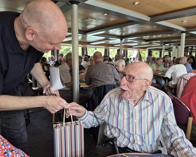 Der älteste Teilnehmer des Ausflugs 2025, Hans Mühlebach mit Jahrgang 1929, wird von Gemeinderat Eugen Voronkov geehrt. Foto: zVg