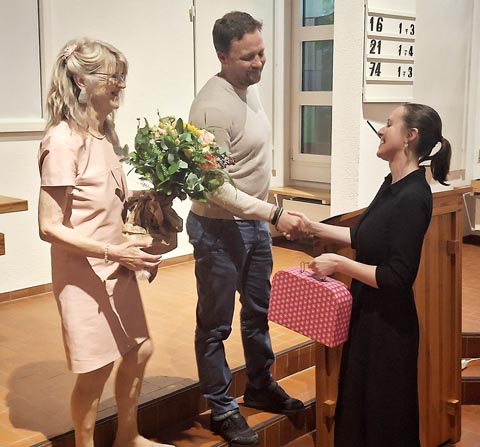 Abschied von der beliebten Pfarrerin: Von links Verena Michel, Roland Arnold und Stefanie Schmid. Foto: zVg