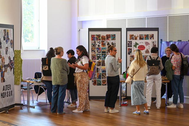Begleitend zum Programm lud ein Marktplatz mit Ständen verschiedener Organisationen zum Kennenlernen von Projekten und Initiativen rund um Begegnungsorte ein. Foto: Kanton Aargau