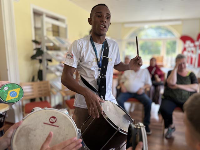 Schlagzeuglehrer Lucas Eduardo zeigte den Einstig in den Samba-Rhythmus auf. Foto: Kujtim Shabani