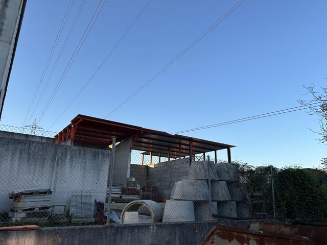 Die Starkstromleitung stürzte auf ein Industriegebäude. 