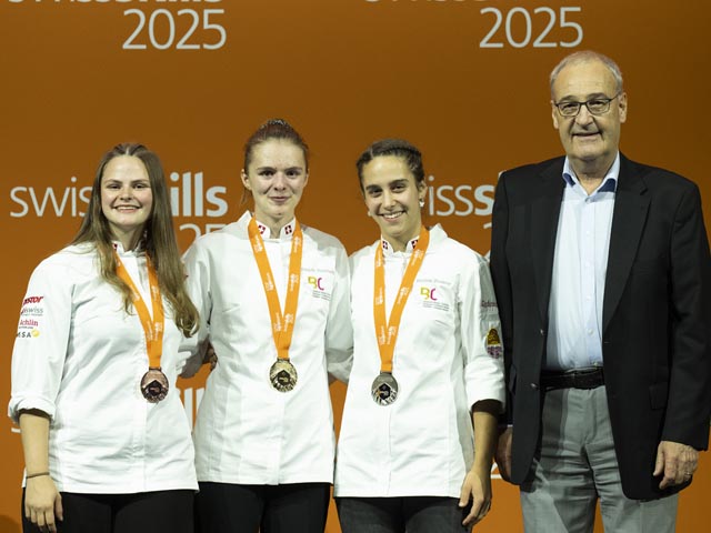 Das Podest «Bäcker/-in-Konditor/-in-Confiseur/-in I Konditorei-Confiserie» mit Sina Plattner (links) und Bundesrat Guy Parmelin. Foto: zVg