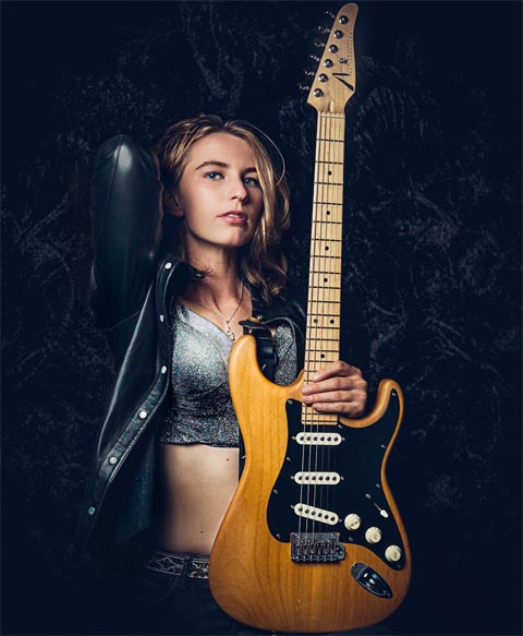 Nur äusserlich brav: Die junge Gitarristin Jax Hollow (USA) kann auch rebellisch sein. Foto: zVg