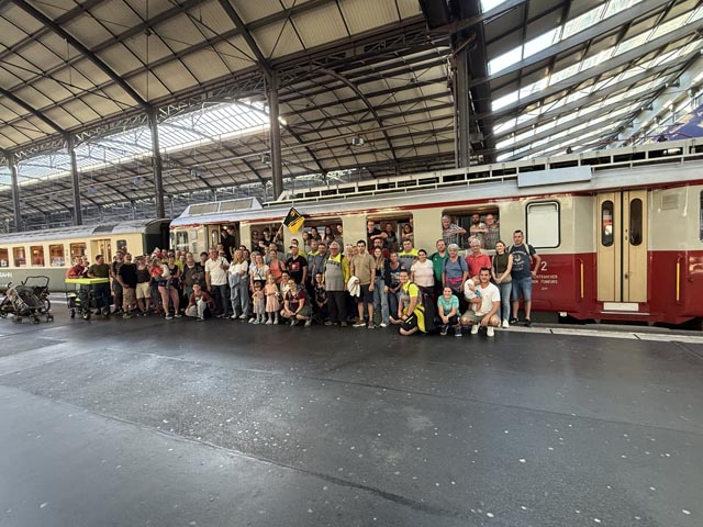 Die Jubiläumsreisenden vor dem «Aargauer Pfyl». Foto: zVg