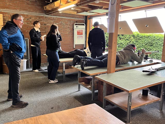 Jungschützenleiter Iganz Welte (links) ist erfreut über die guten Resultate. Foto: zVg