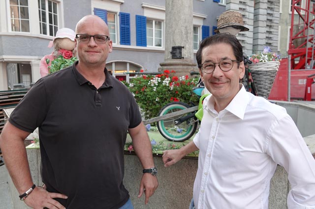 Der abtretende Präsident Raffael Blaser (links) ist überzeugt, dass sein Nachfolger Patrick Bernhard die hela weiterhin auf Kurs halten wird. Foto: Peter Schütz 