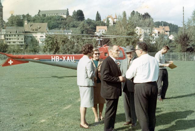 Die hela 1964, als Helikopterrundflüge angeboten wurden. Von links: Frl. Bärtschi, Mathilde Fischer, Franz Weiss, Herr Binkert. Foto: Zur Verfügung gestellt von Lina Reimann-Weiss