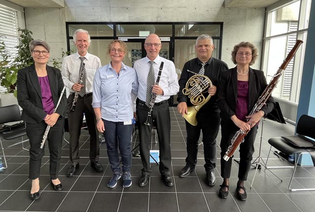Das Laufenburger Bläserquintett mit Raija Häfelfinger (Organisation Patientenunterhaltung). Foto: zVg