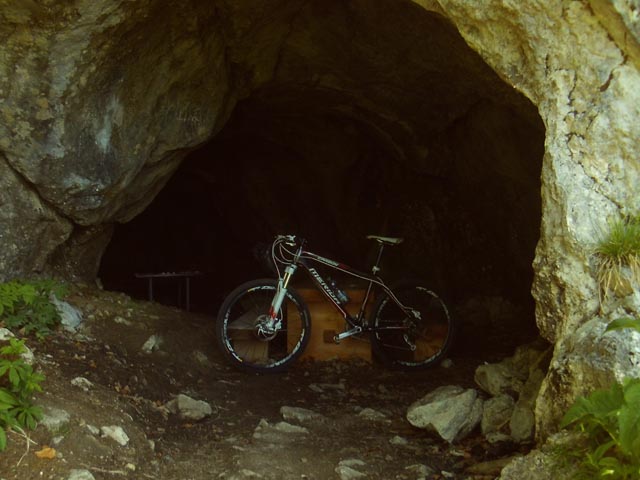 Die Grotte von Les Dentaux liegt am Wanderweg zwischen En Sonchaux und dem Col de Sautodoz – oder zwischen Montreux und dem Rochers de Naye auf ca. 1700 Metern über dem Meeresspiegel. Sie ist nass, steil und glitschig wegen der Feuchtigkeit.