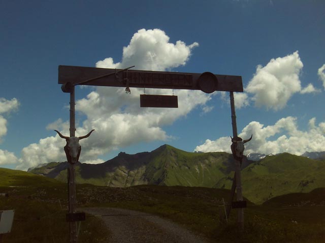 Durch diese amerikanisch anmutende Schranke von Hinterofen oberhalb von Weglosen (SZ), südlich von Einsiedeln, führt der Weg zu beiden Pässen Hintere Wannenhöchi und Ofenplangg.
