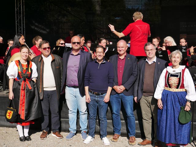 Flankiert von den Ehrendamen Alexandra Nieleck (links) und Astrid Obrist von der Trachtengruppe Laufenburg-Sulz, präsentieren sich die Redner Guido Maier, Raffael Blaser, Patrick Bernhart, Herbert Weiss und Ulrich Krieger (von links).