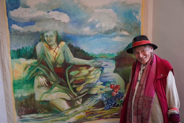 Agnes Barmettler mit ihrem Werk «Mutter Erde». Foto: zVg