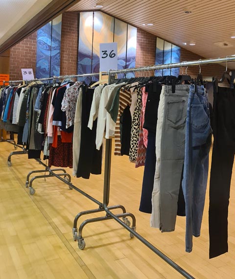 Die Kleiderständer füllen sich. Foto: zVg