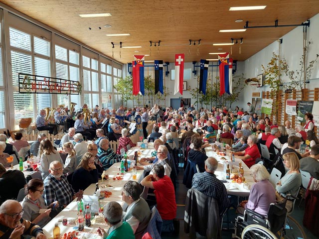 Fröhliche Stimmung bei Musig und Röschti in Hornussen. Foto: Marcel Herzog