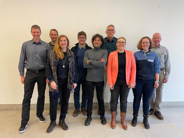 Von links: Gemeinderat Joel Blunier, Buchs; Thomas Anliker, Natur- und Vogelschutzverein Muhen; Jacqueline von Arx, Projektleitung; Philipp Holzherr, Mitglieder der Landschaftskommission Un-terentfelden, Grossrat Thomas Baumann, Gemeinderat Suhr und Kommissionspräsident; Thomas Ger-ber, Natur- und Vogelschutz Aarau, Alexandra Mächler, aarau regio Geschäftsführerin; Gemeinderätin Géraldine Studemann, Schönenwerd, Werner Lutz, Forstverwaltung Suhr-Buchs. Auf dem Gruppenbild fehlen: Gemeinderat Kevin Friker, Oberentfelden, Elisabeth Kaufmann, Leiterin Fachstelle Umwelt und Klima Stadt Aarau, und Gemeinderat Christian Moricchi, Buchs (ersetzt Gemeinderat Joel Blunier, Buchs). Foto: zVg