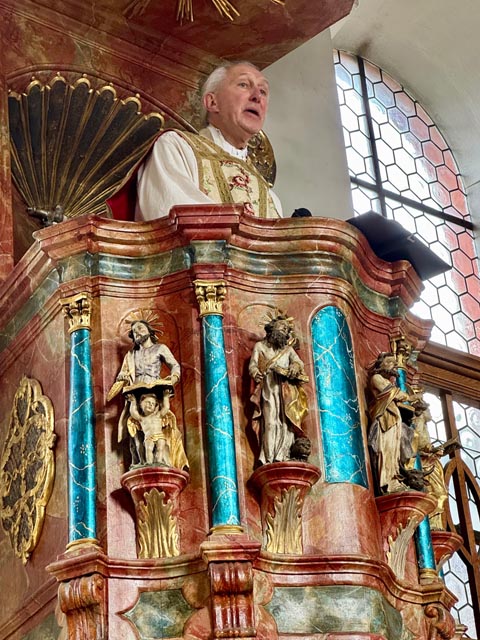 Pfr. Niklas Raggenbass alias Bischof Eduard Herzog. Foto: Fritz Imhof