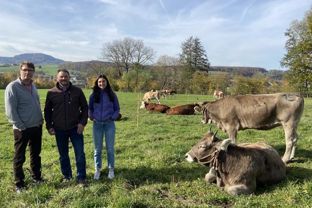 Sie referierten im Rahmen des Medienanlasses «Kuh & Klima»: Florian Leiber (FiBL), Simon Schönholzer (Biolandwirt) sowie Jasmin Hufschmid (Bio Suisse).Foto: Adrian Krebs, FiBL
