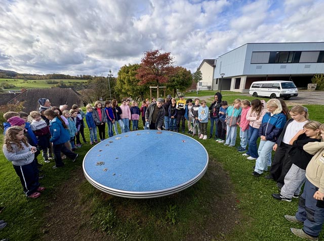 Pirmin Breu führte in die Kunstform «Landart» ein. Foto: zVg