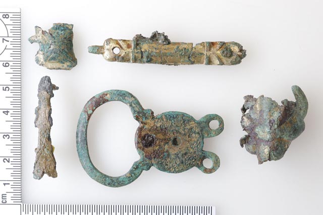 Vergoldete Objekte aus dem 11. bis 12. Jahrhundert: eine Gürtelschnalle, Beschläge von Schatullen oder Teile eines Pferdegeschirrs. Foto: Kantonsarchäologie, © Kanton Aargau