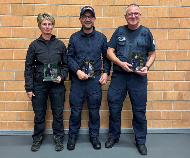 Sieger Peter Aebi (Mitte) mit Carola Casanova, 2. Platz (links), und Daniel Hagmann, 3. Platz (rechts). Foto: Polizei Basel-Landschaft und Basel-Stadt