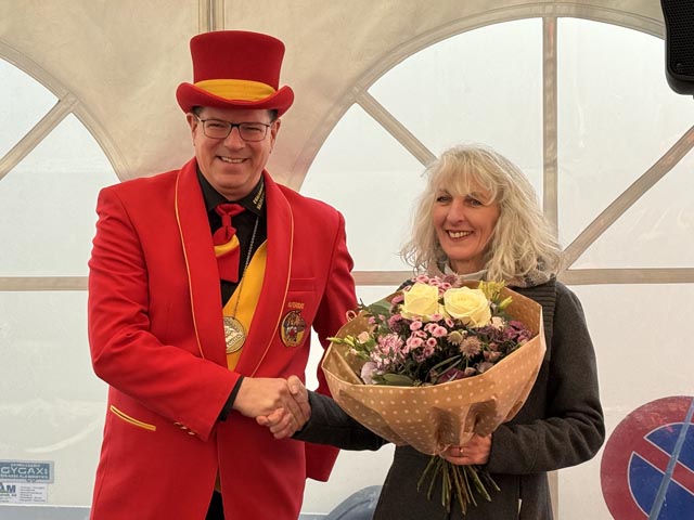 Narrenvater Marco Zaugg dankt Ehrennärrin und Künstlerin Susanne Hörth für die Treue zur Chaischter Fasnacht. Foto: Jörg Wägli
