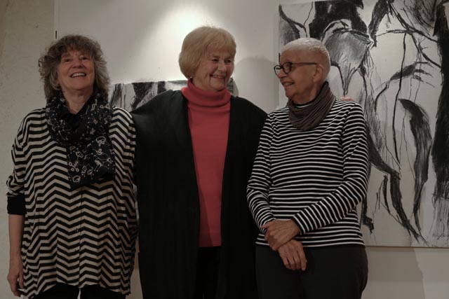 Die Ausstellungsleiterin Trudy Suter, die Malerin Elke Höylä-Vogt und die Steinbildhauerin Irène Merz (von links)