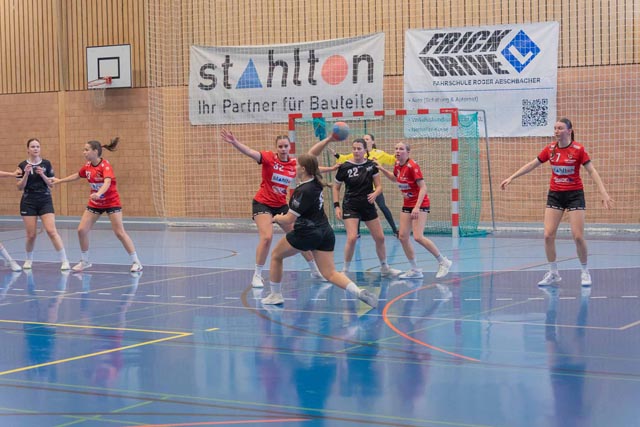 Die Fricker Spielerinnen in der Verteidigung. Foto: zVg