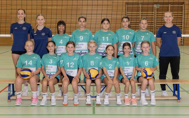 Die U14-Spielerinnen von Volley Möhlin freuen sich auf den nächsten Wettkampf am kommenden Sonntag in Mellingen. Hinten, von links: Mia Lanthemann (Trainerin), Lara Kym (Assistenztrainerin), Ellie, Dora, Zaynep Rana, Meryem, Mia, Analea Apelt (Trainerin); vorne, von links: Alina, Asilah, Acelya, Mara, Giulia, Medina, Marika; es fehlt: Nelea