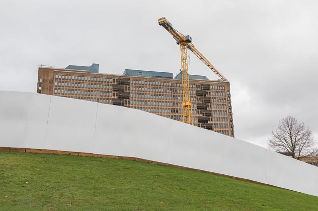 Altlastensanierung: Blick auf den KSB-Altbau – die Öffnungen werden wieder geschlossen und die Südfassade in den Ursprungszustand versetzt.