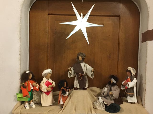 Die Szenen in der Krippe von Oeschgen ändern sich von Woche zu Woche.