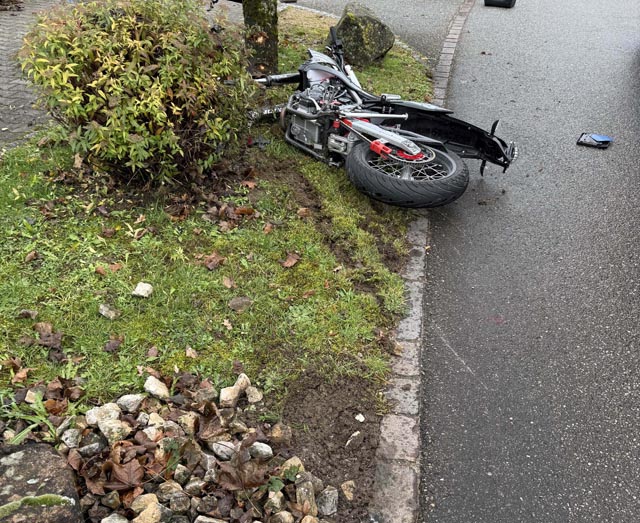Ein 16-Jähriger wurde bei einem Sturz mit seinem Motorrad schwer verletzt.