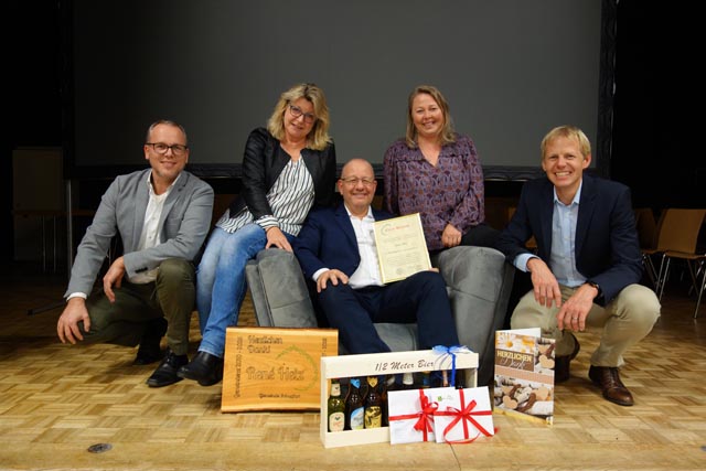 Gemeindeammann und Ehrenbürger René Heiz inmitten seiner Ratskollegen Fabian Leubin, Renate Leubin, Sandra Leubin und Thomas Kyburz (von links). Foto: zVg