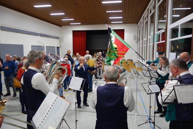 Die Musikgesellschaft Schupfart sorgte für lüpfige Unterhaltung. Ob die Mitglieder der Takt-Angabe von René Heiz immer folgten? Foto: zVg