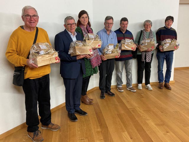 Die verabschiedeten Behörden- und Kommissionsmitglieder von links: Urs Bürgi (Kulturkommission), Christian Probst (Gemeindeammann), Jeannine Menet (Gemein-derätin), Alex Birri (Stimmenzähler), Elisabeth Glaser (Kulturkommission) und Walter Müller (Stimmenzähler). Foto: zVg