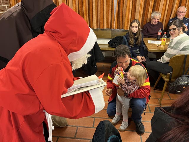 Samichlaus und Schmutzli mit Säckli für die Kleinen. Foto: zVg