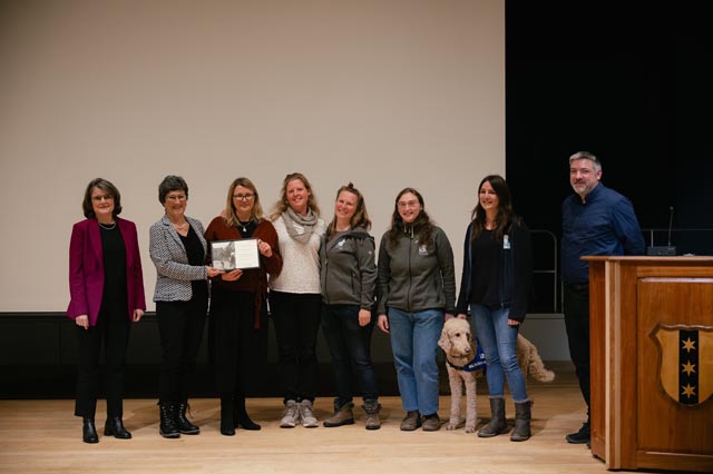 Blindenhundeschule: Von links Regierungsrätin Kathrin Schweizer; Verena Gysin, Karin Waldhauser, Claudia Schäfer, Leonie Liechti, Masha Streiff, Nathalie Borer (Blindenhundeschule Liestal); Jurypräsident Thomas Nigl. Foto: Aaron E. Wahl 
