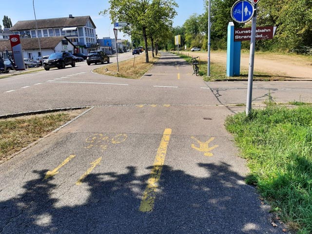 Künftig ist bei der Zufahrt zur Kunsteisbahn und zum Strandbad der Velo- und Fussverkehr vortrittsberechtigt. Foto: zVg