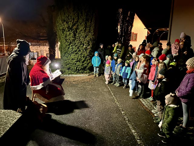 Der Samichlaus besuchte die Spielgruppe Oeschgen. Foto: zVg