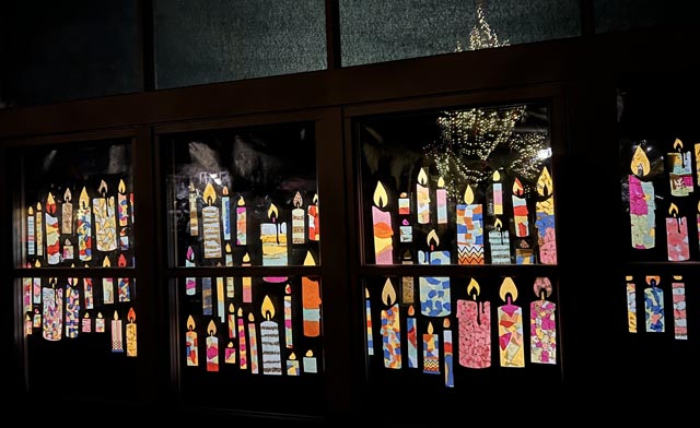 Ein Blickfang ist das Kerzenfenster Magden.