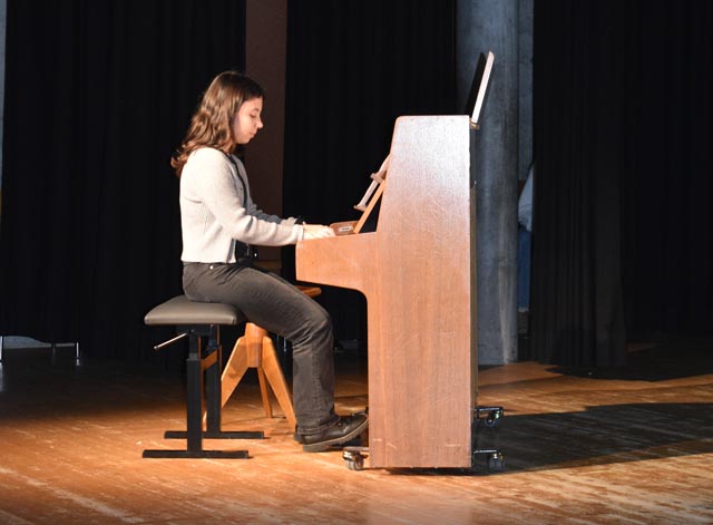 Weihnachtliche Abenteuer von Dr. Brumm, musikalisch begleitet von den Klavierschülerinnen. Foto: zVg 