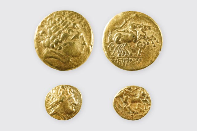 Vorder- und Rückseiten der beiden neu entdecken keltischen Goldmünzen von Arisdorf, Bärenfels. Der Stater hat einen Durchmesser von nicht ganz 2 cm. Foto: Archäologie Baselland 