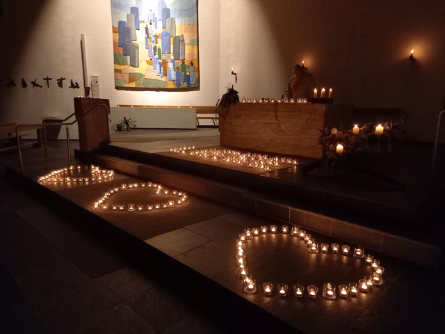 Ein «Herz» für die Caritas hatten die Besucher des von den Siebtklässlern mitgestalteten Familiengottesdienstes.