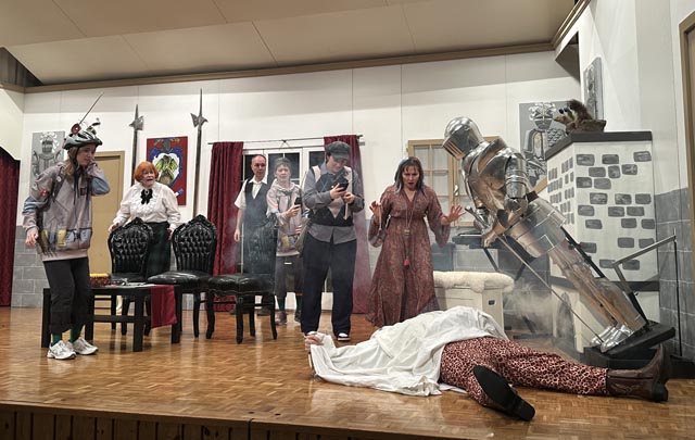 Je später der Abend desto skurriler die Gäste – und die Vorkommnisse im Schlosshotel. Foto: Sonja Fasler